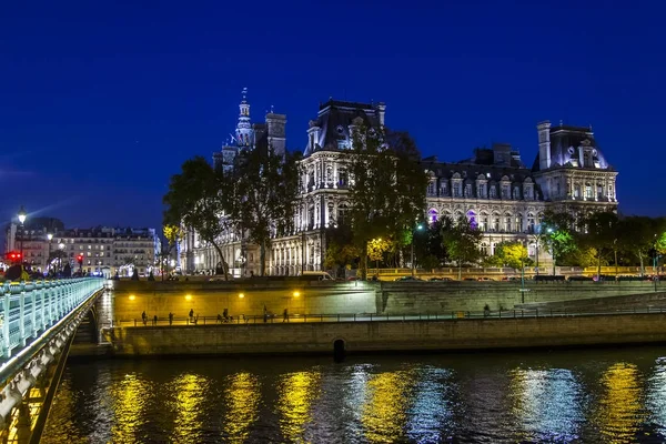 PARIS, FRANCIA, 27 de octubre de 2017. La iluminación nocturna decora un ayuntamiento y se refleja en el río —  Fotos de Stock