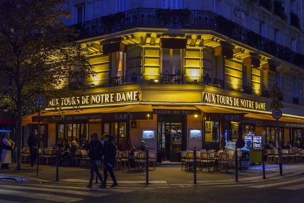 PARIS, FRANÇA, 27 de outubro de 2017. Pequenas mesas de café típico na rua parisiense esperam visitantes à noite . — Fotografia de Stock