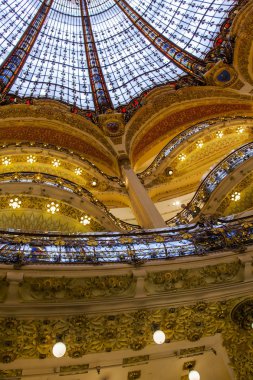  Paris, Fransa, üzerinde 27 Ekim 2017. Muhteşem kubbe ve bilinen Galerisi ana ticaret zeminine Lafayette alışveriş süslü bir şekilde dekore edilmiş ticaret Galeriler