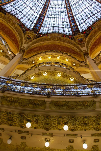 Paris, Frankrike, på 27 oktober 2017. Den magnifika kupolen och gallerierna inredda handel utsmyckade handel entréplan i galleriet kända handla Lafayette — Stockfoto