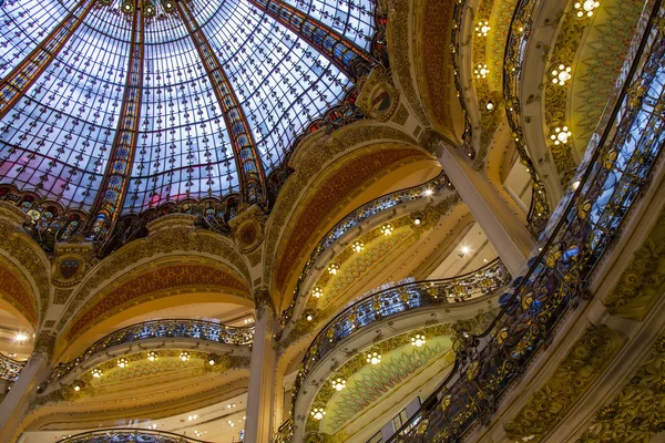 Paris, Frankrike, på 27 oktober 2017. Den magnifika kupolen och gallerierna inredda handel utsmyckade handel entréplan i galleriet kända handla Lafayette — Stockfoto