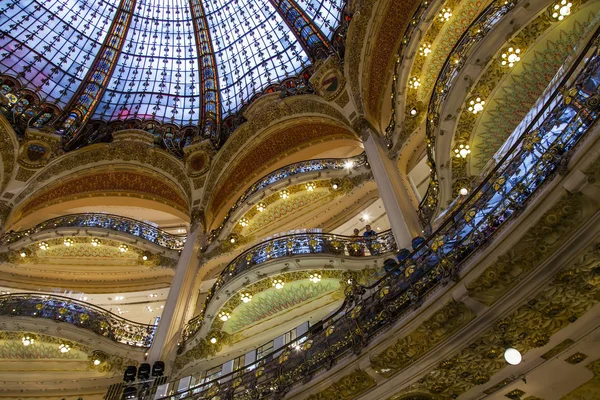 Paris, Fransa, üzerinde 27 Ekim 2017. Muhteşem kubbe ve bilinen Galerisi ana ticaret zeminine Lafayette alışveriş süslü bir şekilde dekore edilmiş ticaret Galeriler — Stok fotoğraf