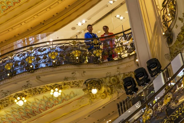 PARIGI, FRANCIA, il 27 ottobre 2017. La cupola magnifica e le gallerie commerciali decorate ornano il piano commerciale principale del negozio di Galleria conosciuto Lafayette — Foto Stock