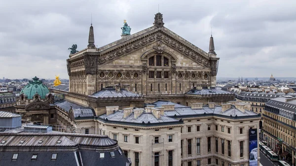 Parijs, Frankrijk, op 27 oktober 2017. Het mooie panorama van de stad is zichtbaar vanaf de site van een enquête op een dak van de bekende winkel van Galerie Lafayette. Opera Garnier gevel op afstand — Stockfoto