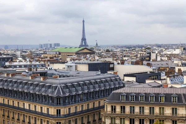 Parijs, Frankrijk, op 27 oktober 2017. Het mooie panorama van de stad is zichtbaar vanaf de site van een enquête op een dak van de bekende winkel van Galerie Lafayette. — Stockfoto