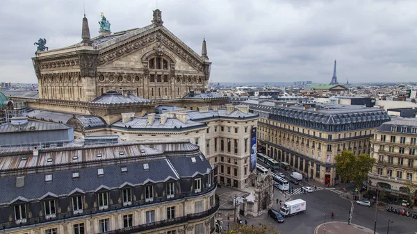Paříž, Francie, na 27 října 2017. Jemné panorama města je viditelný z průzkumu lokality na střeše známé dílny Galerie Lafayette. Operu Garnier fasáda ve vzdálenosti — Stock fotografie