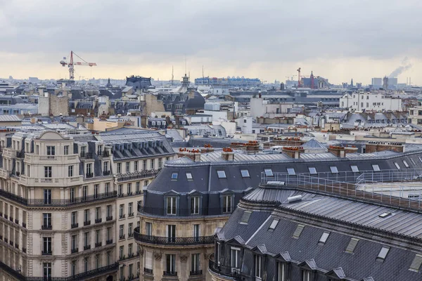 PARIS, FRANÇA, 27 de outubro de 2017. O belo panorama da cidade é visível a partir de um local de pesquisa em um telhado da conhecida loja Galeria Lafayette . — Fotografia de Stock