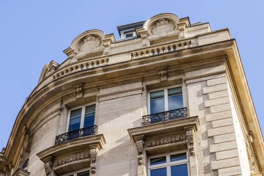 Paris, Fransa, üzerinde 27 Ekim 2017. Şehir sokak ve tipik mimari detaylar şehir merkezinde evlerin bilir. Bina cephe parçası, tipik Paris dubleks