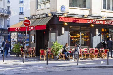 Paris, Fransa, üzerinde 27 Ekim 2017. Tipik café Paris Caddesi üzerinde küçük tablolar ziyaret edenler sabah bekliyoruz.. 