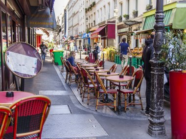 Paris, Fransa, üzerinde 27 Ekim 2017. Tipik café Paris Caddesi üzerinde küçük tablolar ziyaret edenler sabah bekliyoruz.. 