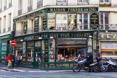 Paris, Fransa, üzerinde 27 Ekim 2017. Şehir sokak ve tipik mimari detaylar şehir merkezinde evlerin bilir.