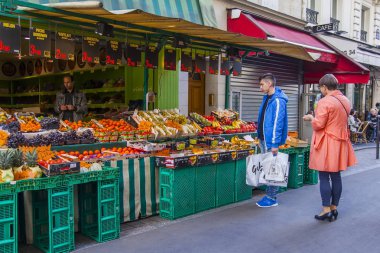 Paris, Fransa, üzerinde 27 Ekim 2017. Çeşitli sebze ve meyve kaldırımda dükkanda raflarda koyulur. İnsanlar meyve satın