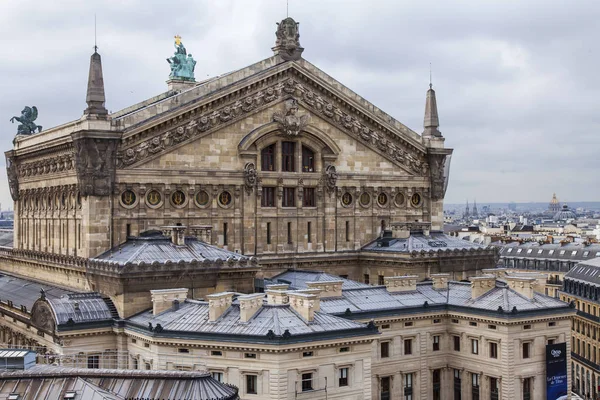 PARIS, FRANÇA, 27 de outubro de 2017. O belo panorama da cidade é visível a partir de um local de pesquisa em um telhado da conhecida Galeria loja Lafayette. Ópera Garnier fachada em uma distância — Fotografia de Stock