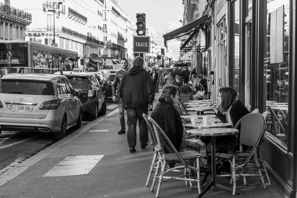 Paryż, Francja, w dniu 27 października 2017. Ludzie siedzą przy stole trochę typowa kawiarnia na paryskiej ulicy rano. — Zdjęcie stockowe