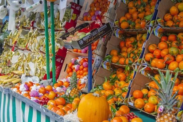 Párizs, Franciaország, a október 27-én, 2017. Zöldség- és gyümölcs lefektetett a polcokon a boltban a járdán. — Stock Fotó