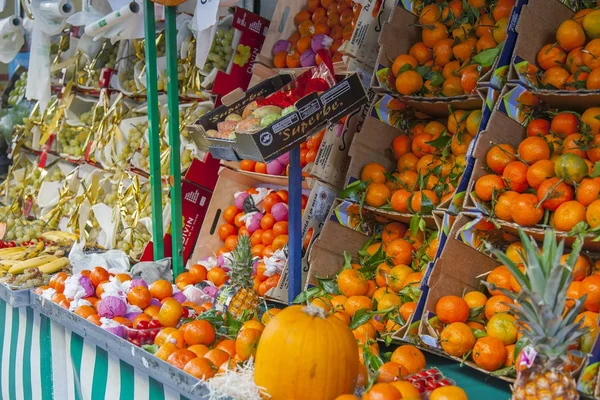 PARIS, FRANÇA, 27 de outubro de 2017. Vários legumes e frutas são colocados em prateleiras na loja na calçada . — Fotografia de Stock