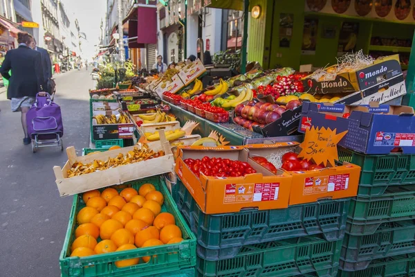 PARIS, FRANÇA, 27 de outubro de 2017. Vários legumes e frutas são colocados em prateleiras na loja na calçada . — Fotografia de Stock