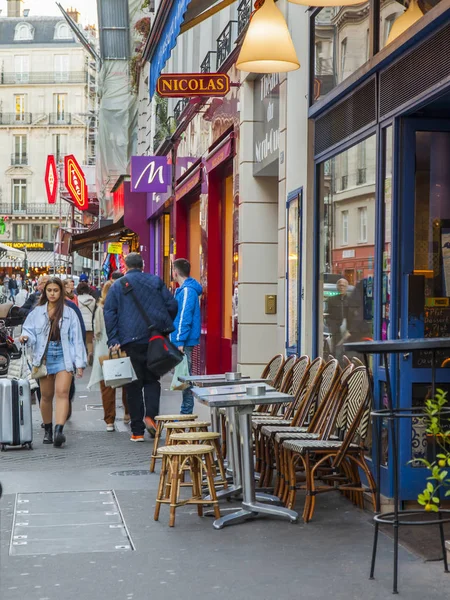 PARIS, FRANÇA, 27 de outubro de 2017. Pequenas mesas de café típico na rua parisiense esperam visitantes pela manhã . — Fotografia de Stock