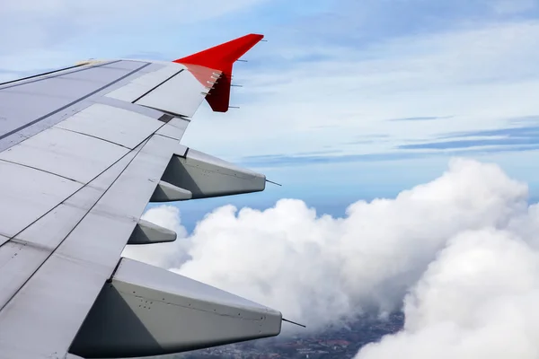 Ala del avión volando sobre las nubes —  Fotos de Stock