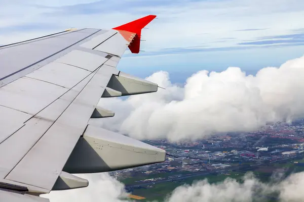 Ala del avión volando sobre las nubes —  Fotos de Stock