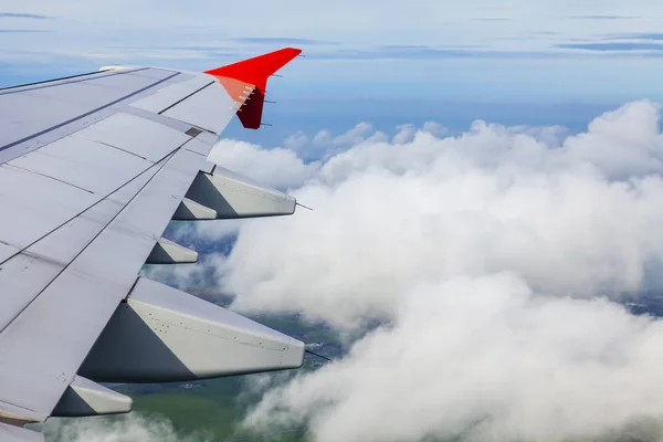 Křídla letadla, letící nad mraky — Stock fotografie