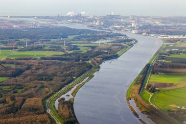  Arazi yüzeyi üzerinde uçan uçak penceresinden görüntülemek