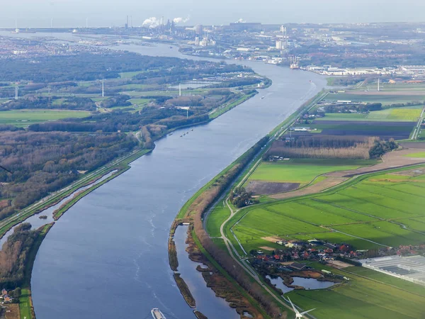 Blick aus dem Fenster des fliegenden Flugzeugs auf die Landoberfläche unten — Stockfoto