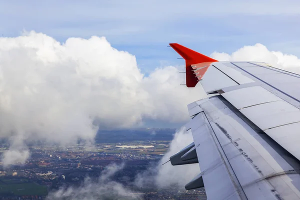 Ala del avión volando sobre las nubes —  Fotos de Stock