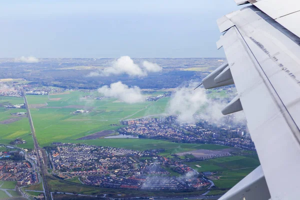 Ala dell'aeroplano che vola sopra nuvole — Foto Stock