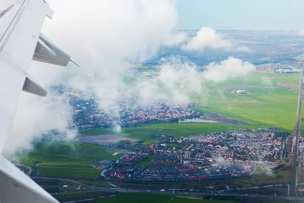 Ala do avião voando sobre as nuvens — Fotografia de Stock