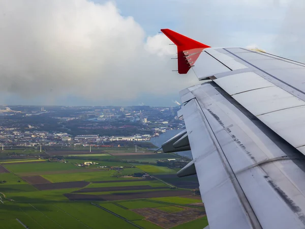 Ala del avión volando sobre las nubes — Foto de Stock