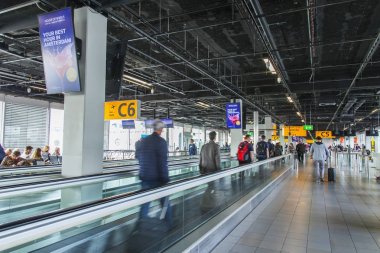  Amsterdam, Hollanda, üzerinde 26 Ekim 2017. Travelator Schiphol Havalimanı'nda yolcu devam