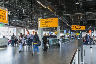  Amsterdam, Hollanda, üzerinde 26 Ekim 2017. Travelator Schiphol Havalimanı'nda yolcu devam
