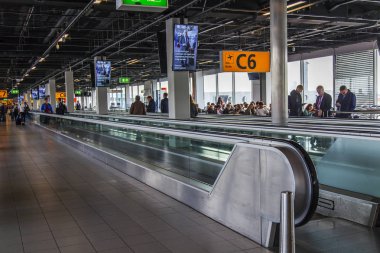  Amsterdam, Hollanda, üzerinde 26 Ekim 2017. Travelator Schiphol Havalimanı'nda yolcu devam