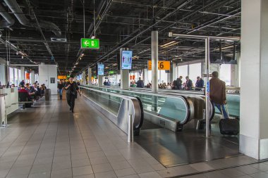  Amsterdam, Hollanda, üzerinde 26 Ekim 2017. Travelator Schiphol Havalimanı'nda yolcu devam