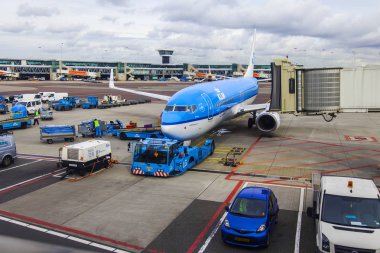  Amsterdam, Hollanda, üzerinde 26 Ekim 2017. Uçaklar Uluslararası Havaalanı Schiphol ön kontrol hizmetinde geçmesi