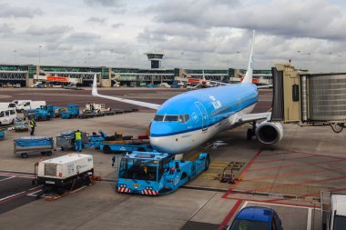  Amsterdam, Hollanda, üzerinde 26 Ekim 2017. Uçaklar Uluslararası Havaalanı Schiphol ön kontrol hizmetinde geçmesi