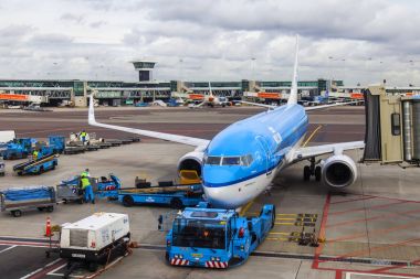  Amsterdam, Hollanda, üzerinde 26 Ekim 2017. Uçaklar Uluslararası Havaalanı Schiphol ön kontrol hizmetinde geçmesi