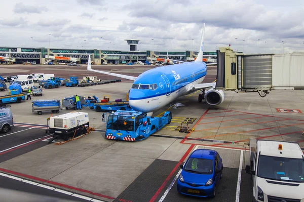 AMSTERDAM, NETHERLANDS, on October 26, 2017. Airplanes undergo preflight service in the international airport Schiphol — Stock Photo, Image