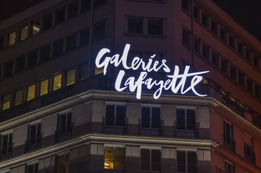  Paris, Fransa, üzerinde 27 Ekim 2017. Şehir Galerisi salonu Lafayette adının harflerini akşam aydınlatma tarafından aydınlatılmış