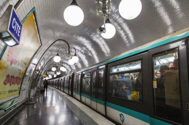   Paris, Fransa, üzerinde 27 Ekim 2017. Platform metro yakınındaki tren durdu