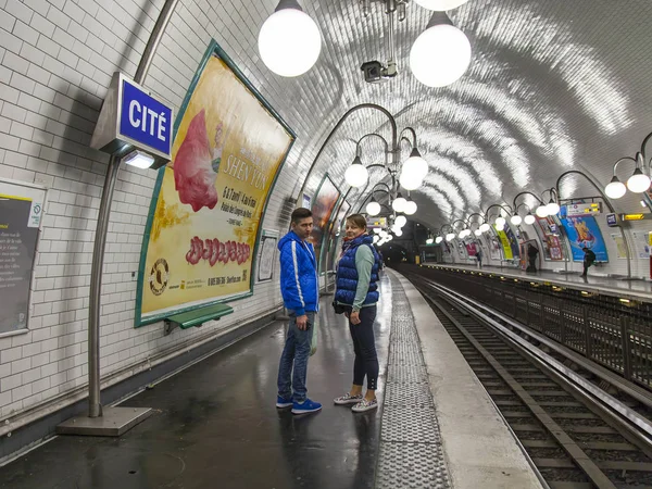 PARIS, FRANCIA, 27 de octubre de 2017. La gente espera que el tren en la plataforma en el metro — Foto de Stock