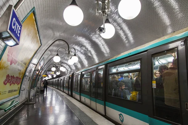 Paris, Frankrike, på 27 oktober 2017. Tåget stannade nära plattformen i tunnelbanan — Stockfoto