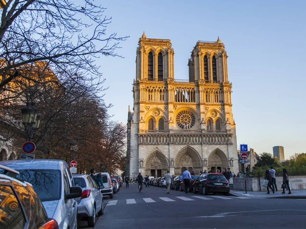 PARIS, FRANCIA, 27 de octubre de 2017. Los turistas van a la catedral de Notre Dame de París, que es uno de los símbolos de la ciudad, iluminado con el sol de la puesta del sol —  Fotos de Stock