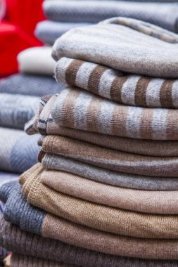 Çok renkli yün bere dükkanı bir tezgahın üzerine koyulur