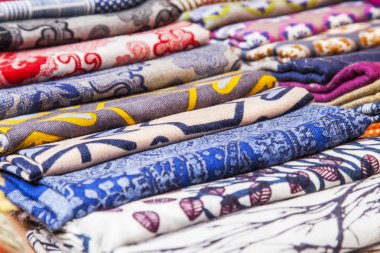 Çok renkli yün bere dükkanı bir tezgahın üzerine koyulur