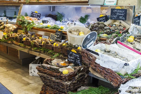 Paris, Frankrike, på 27 oktober 2017. Färska skaldjur och fisk läggs på en räknare i butiken och vänta för köpare — Stockfoto