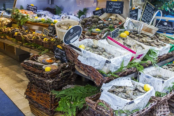 PARIGI, FRANCIA, il 27 ottobre 2017. I frutti di mare freschi e il pesce sono disposti su un banco di negozio e aspettano compratori — Foto Stock