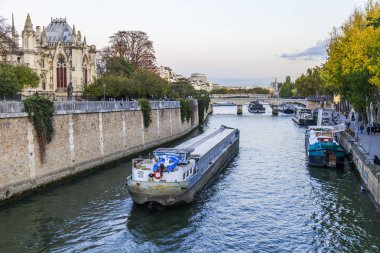 Paris, Fransa, üzerinde 27 Ekim 2017. Kargo mavna Seine Nehri akşam yüzer.