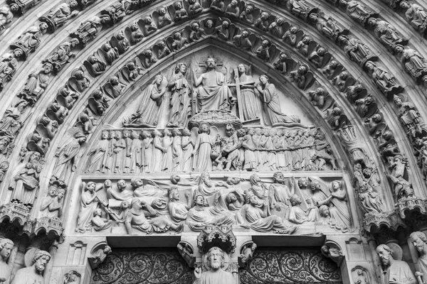 PARIS, FRANCIA, 27 de octubre de 2017. Numerosas imágenes escultóricas sobre un tema religioso decoran una fachada de la catedral de Notre Dame de Paris —  Fotos de Stock